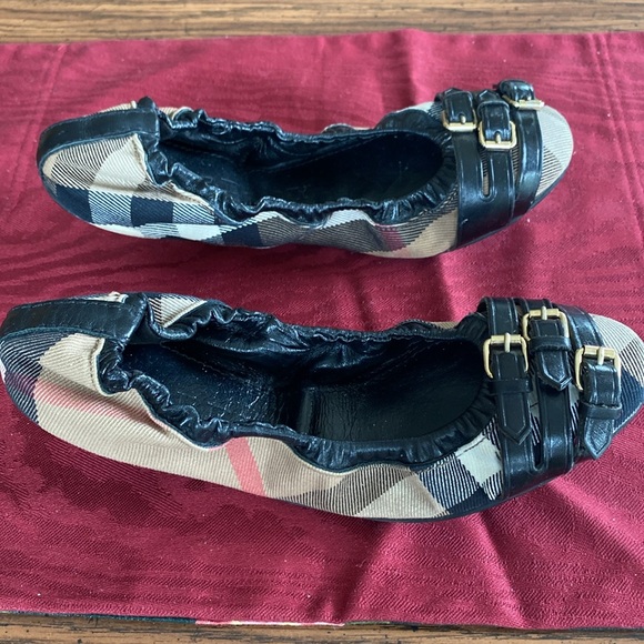 18:01 Burberry 3 Buckle Falcony Ballerina Flats - Picture 5 of 13